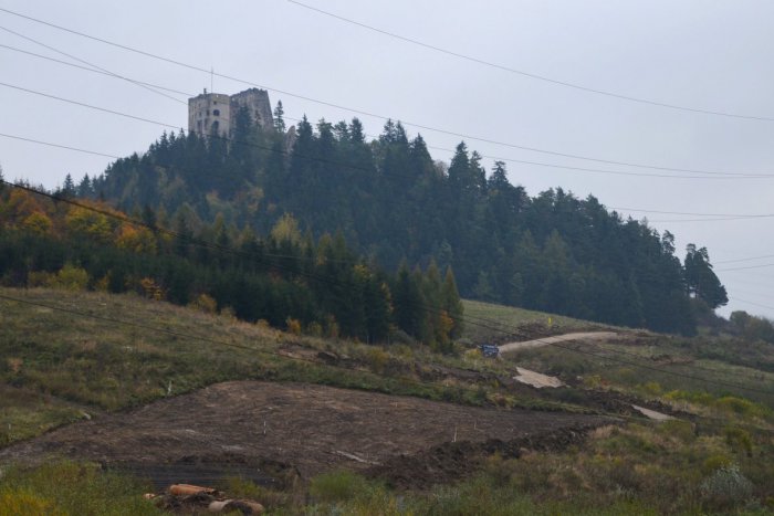 Ilustračný obrázok k článku Na stavbe D1 nad Likavkou buldozerista vytlačil z kriakov protitankovú mínu