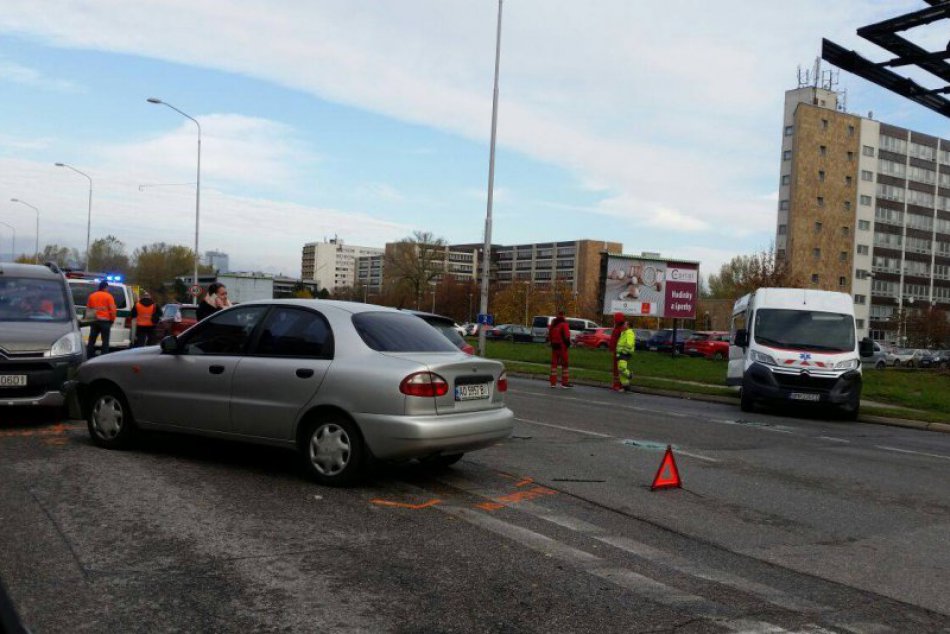 Nehoda šiestich áut v Petržalke