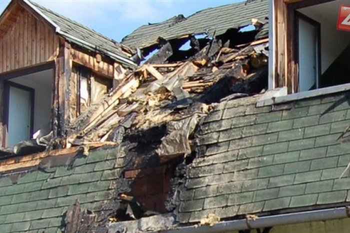 Ilustračný obrázok k článku Od podpáleného auta sa chytila aj strecha detského domova!