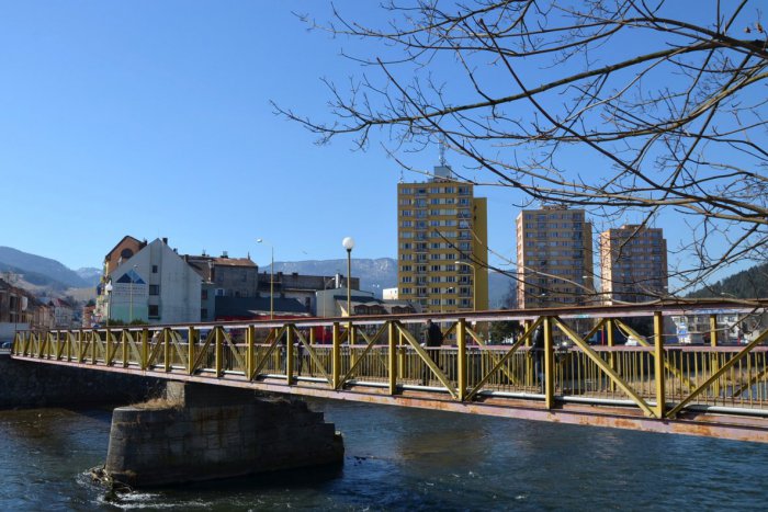 Ilustračný obrázok k článku Lavička cez Váh čaká: Poriadna rekonštrukcia alebo kolonádny most?