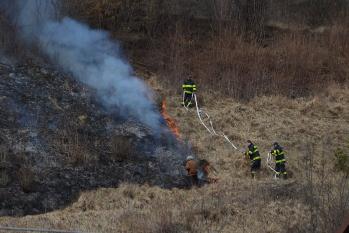 Ilustračný obrázok k článku Týždeň hasičov: dopravné nehody a požiare suchej trávy (+FOTO zo zásahu)