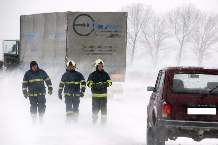 Ilustračný obrázok k článku V Žilinskom kraji vyčíňa vietor: Desiatky hasičov v akcii